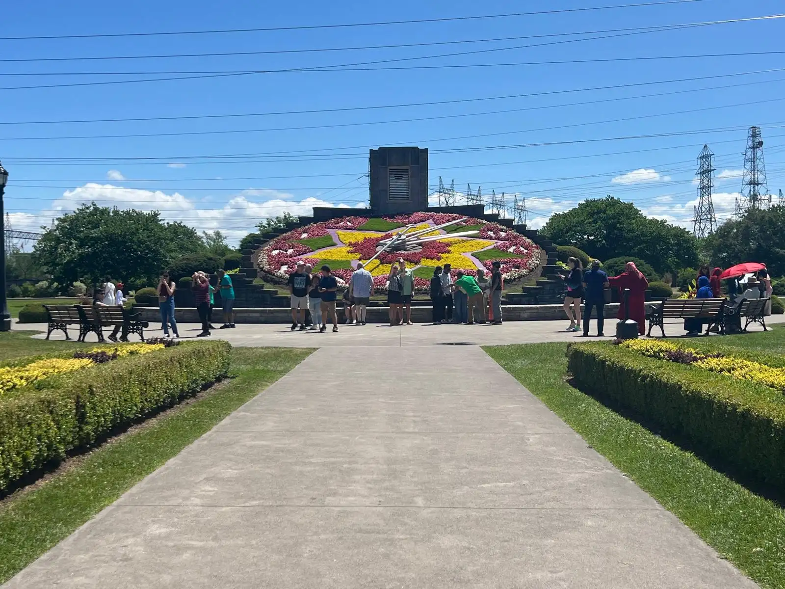 Niagara Falls summer tour, lush greenery and mist